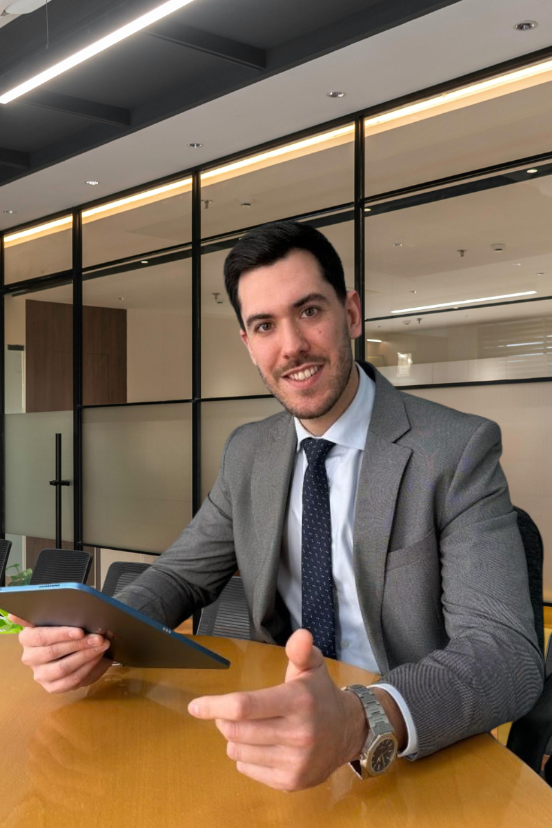 Diego Alegre, asesor financiero para particulares en España, revisando estrategia financiera